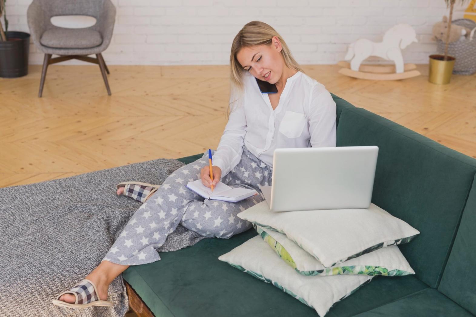 Persona trabajando en estrategia financiera personal con documentos y calculadora