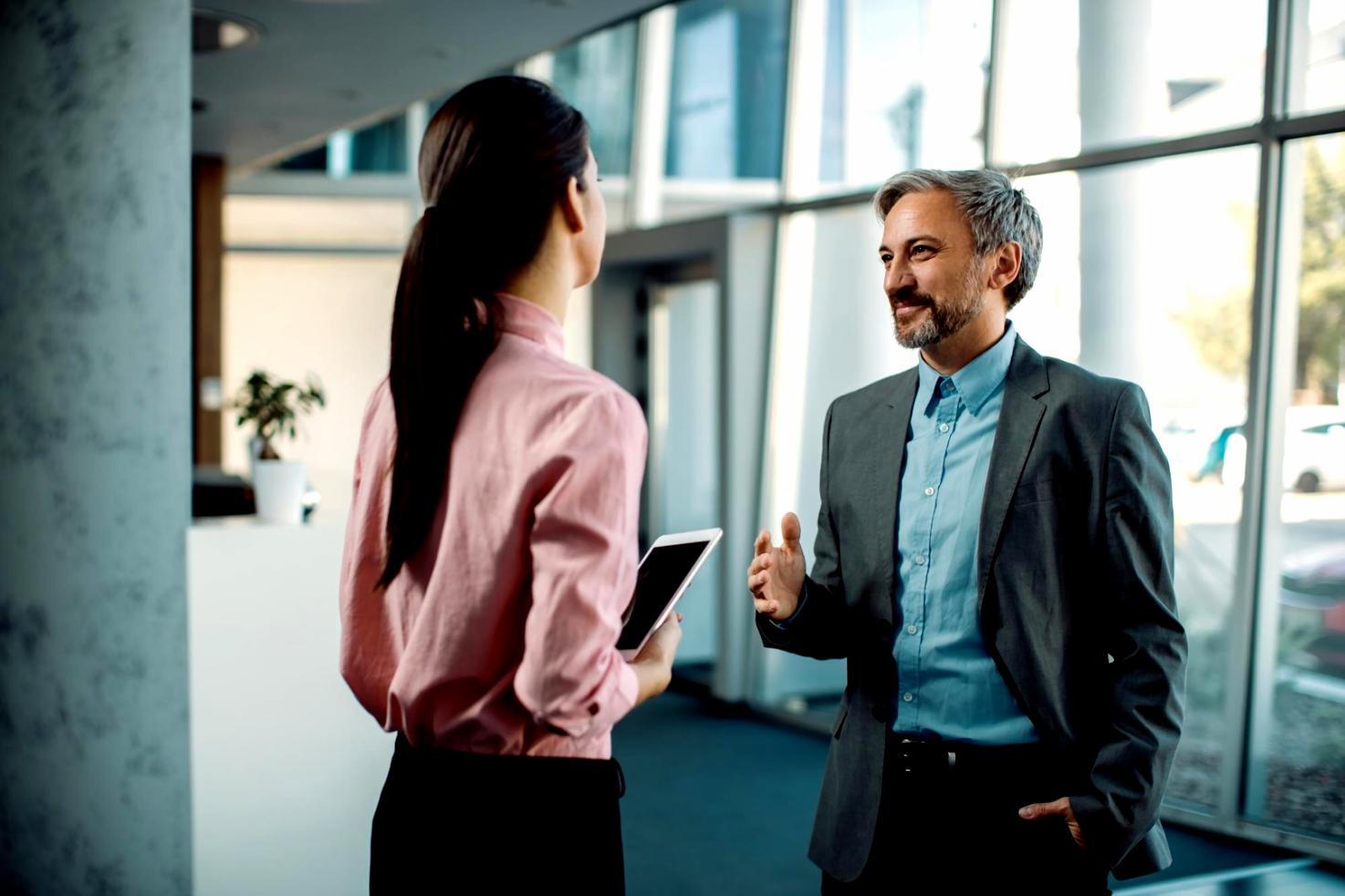 Espacio de trabajo organizado con planificación financiera y recursos educativos